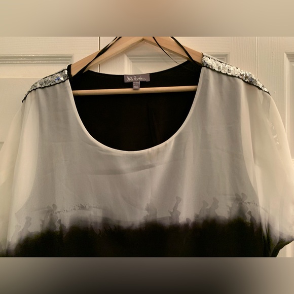 Contemporary women’s blouse - Picture 3 of 4